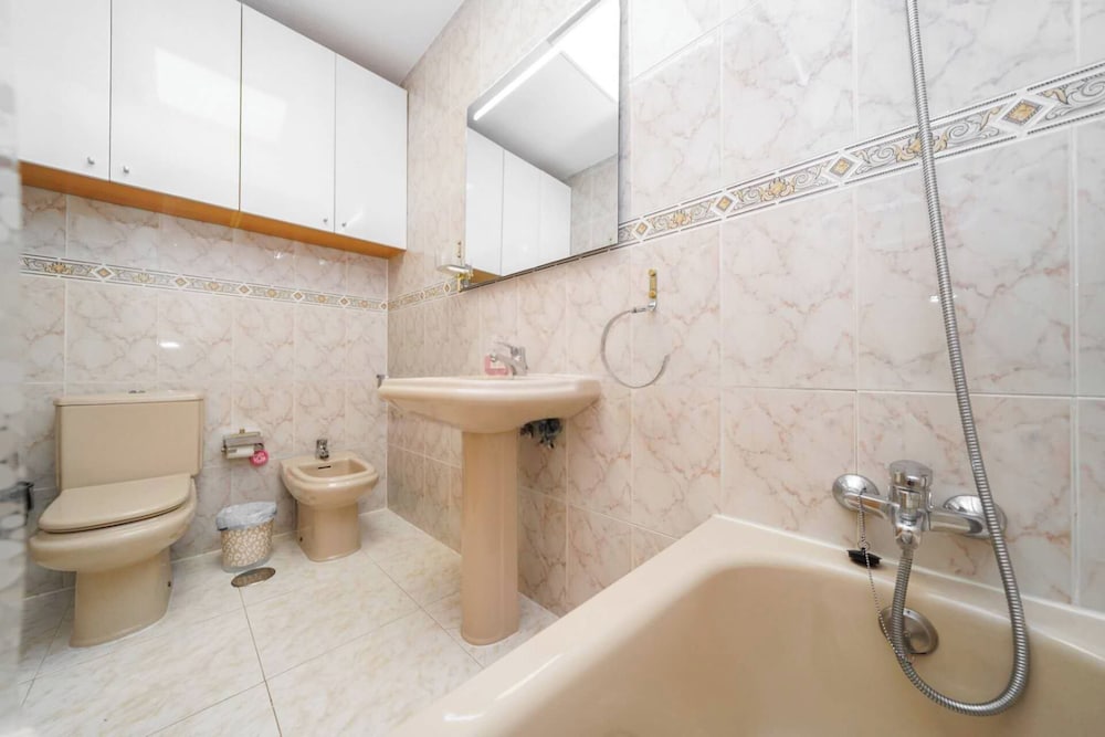 Modern 3-bed Apt, Sleeps 7, 6 Min Walk to Beach