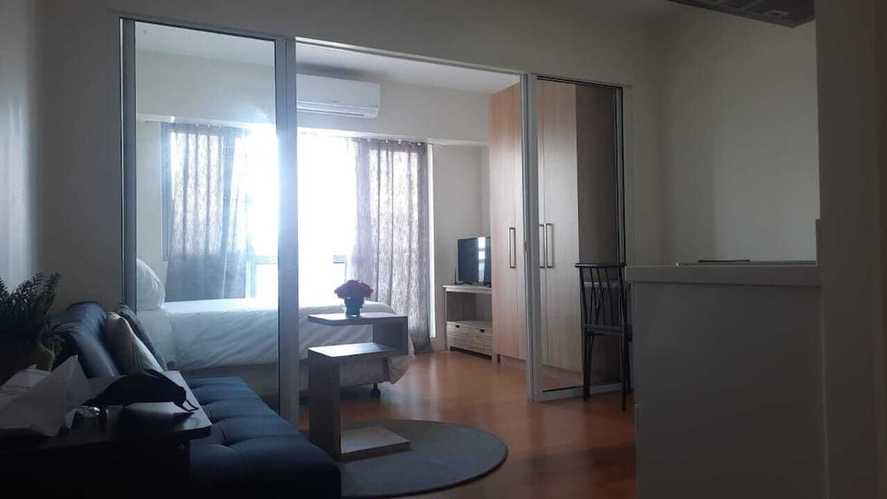 Oasis Regency at Acqua Livingstone near Rockwell