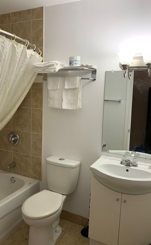 Village Inn & Suites