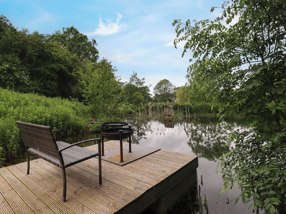 The Shepherds Hut at Bridge Lake Farm & Fishery