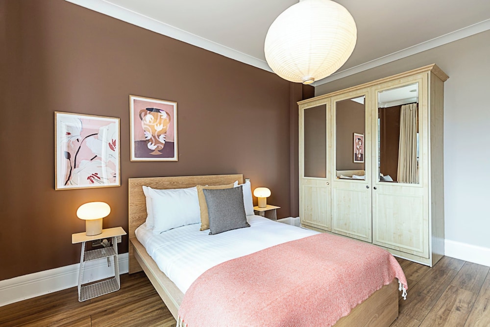 Bright and Stylish Riverside Haven in Canary Wharf
