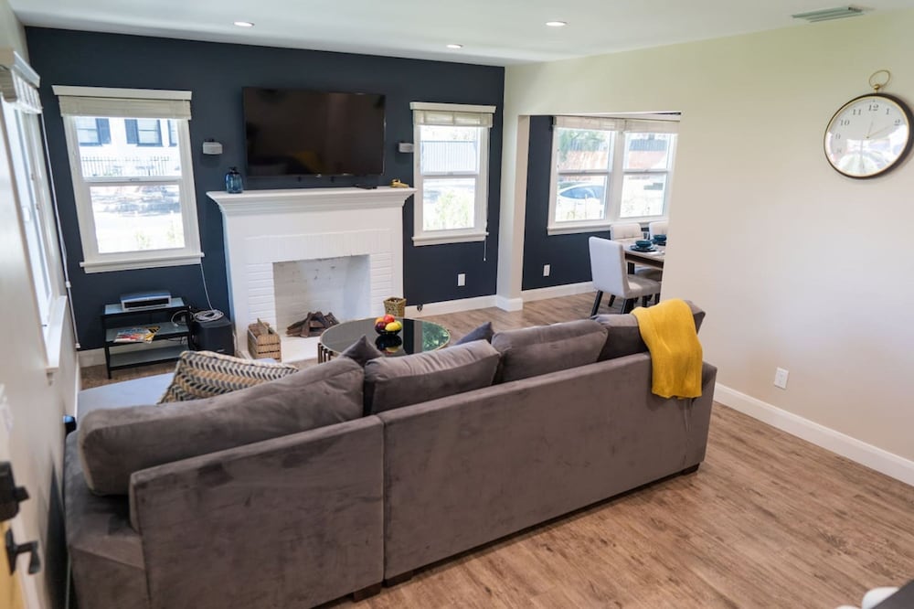 Remodeled 3BR House w Hot Tub Fenced Yard p58