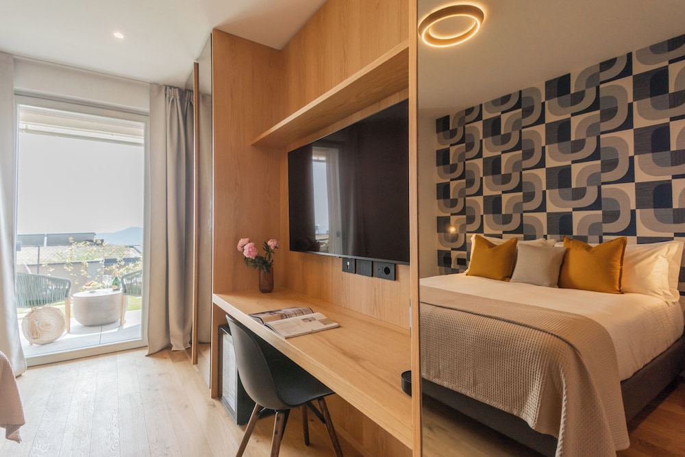 Pureview Luxury Suites, with breakfast & pool by Rent all Como