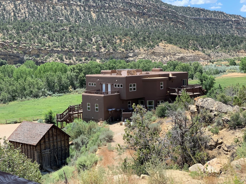 SLOT CANYONS INN