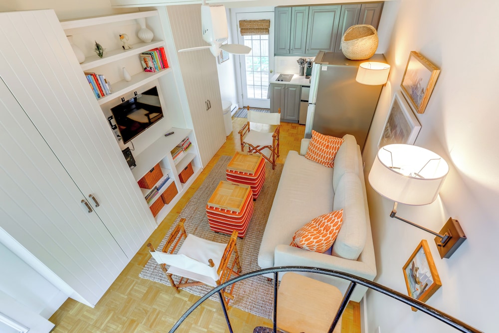 Steps to Beach: Stylish & Lofted Provincetown Gem