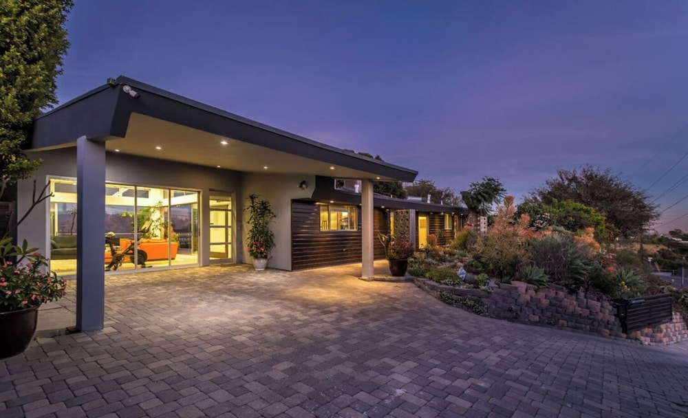 Mulholland View - Mid-century Modern Escape w/ Infinity Pool