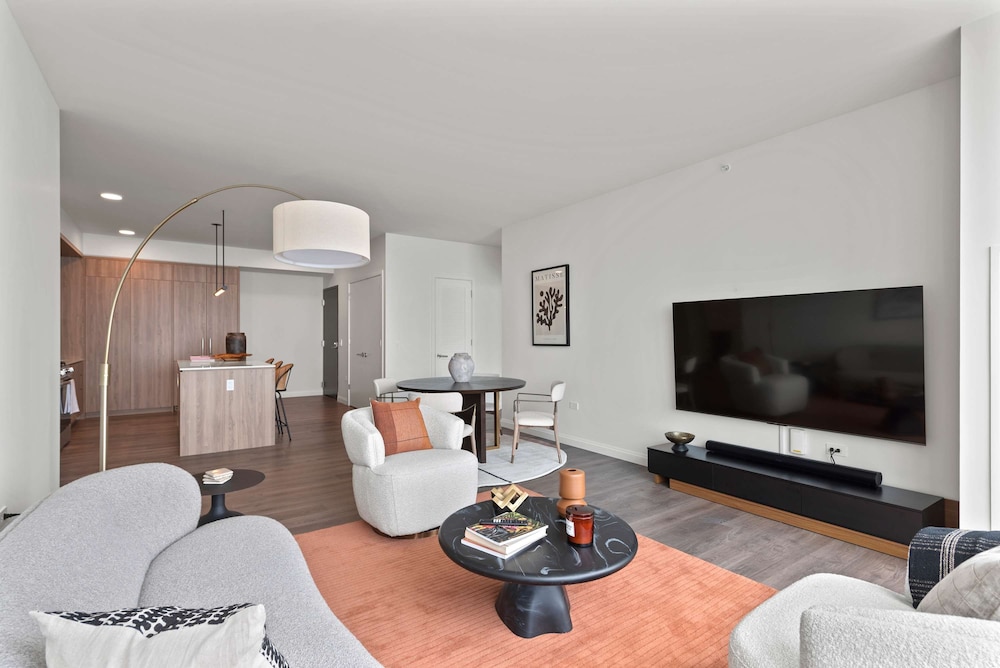 60 Fl Lake View Apt An Urban Oasis in the Sky