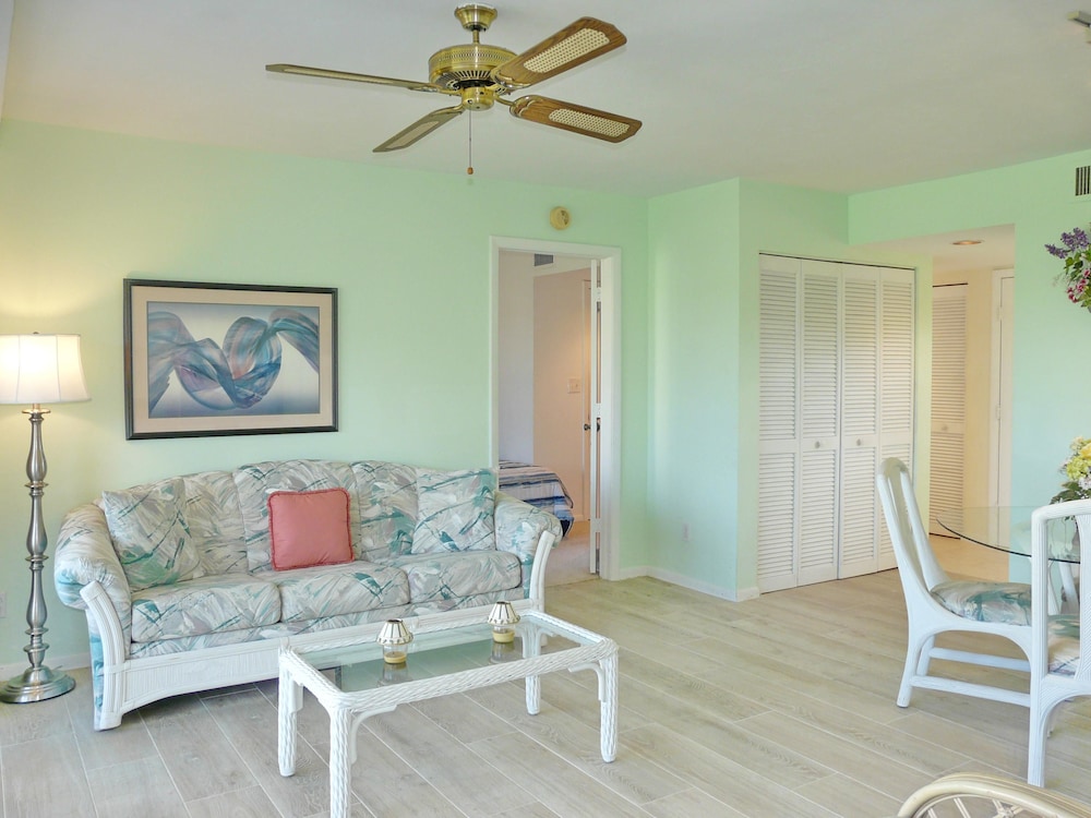 Coastal Style Condo With Pool, spa and Steps to Beach