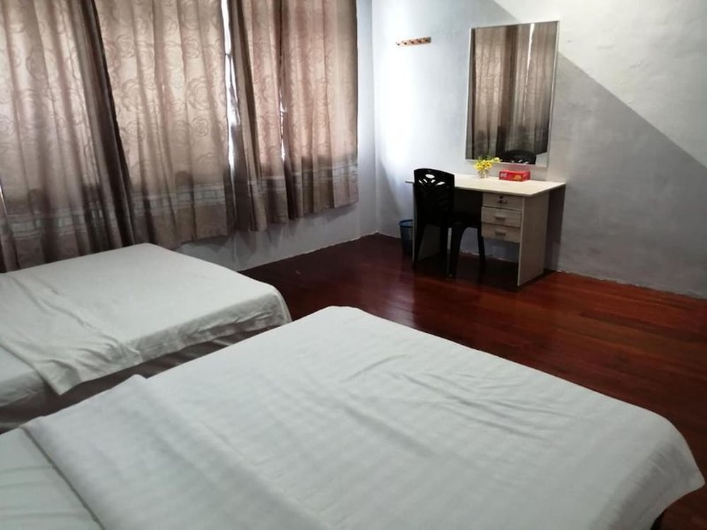 Comfortable Family Room for 4 People in Kuching With Ac - Amida Point Services photo 2