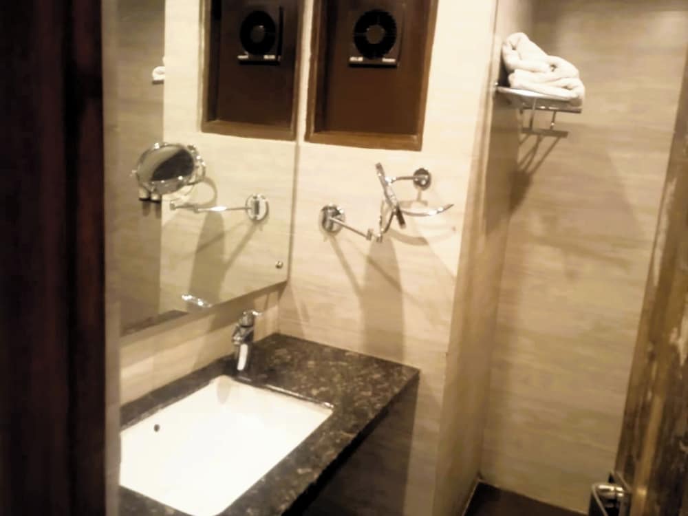 Hotel President Chintpurni