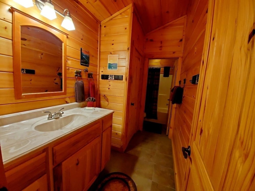 Elk Run On Cosby Creek - 2 Bedrooms, 2 Baths, Sleeps 7 Cabin by RedAwning