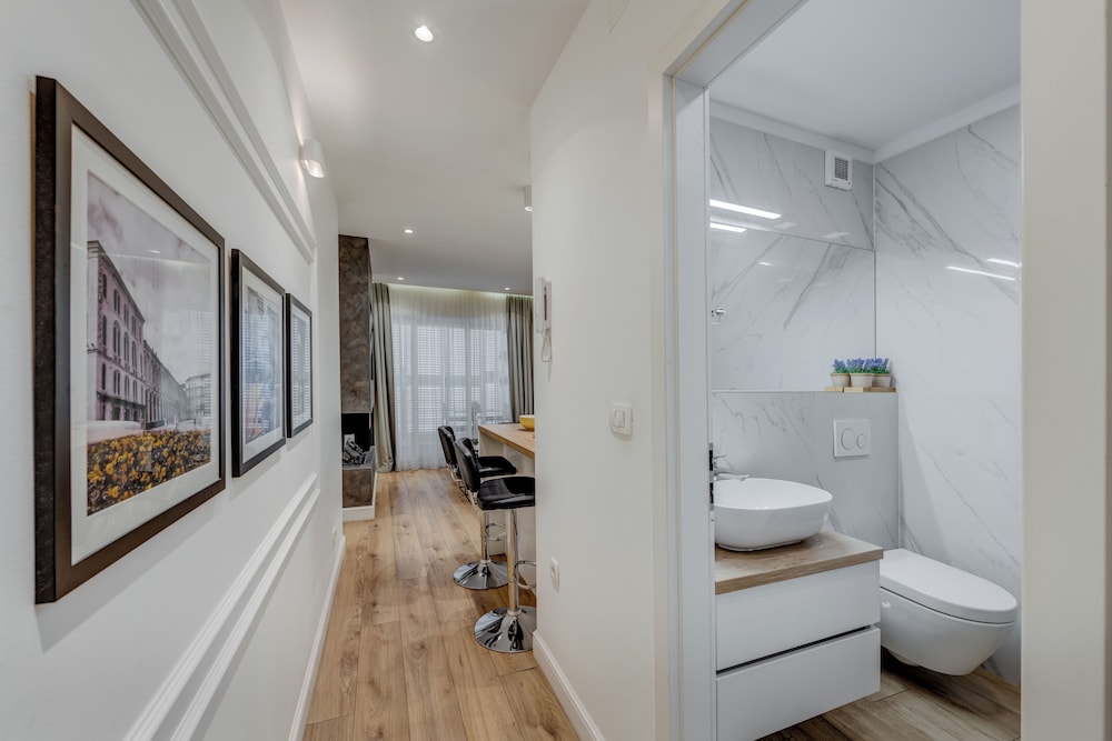 Romanca Deluxe Studio - City View