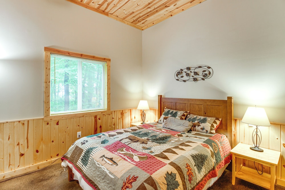 Hot Tub & Game Room: Lakefront Merrifield Retreat!