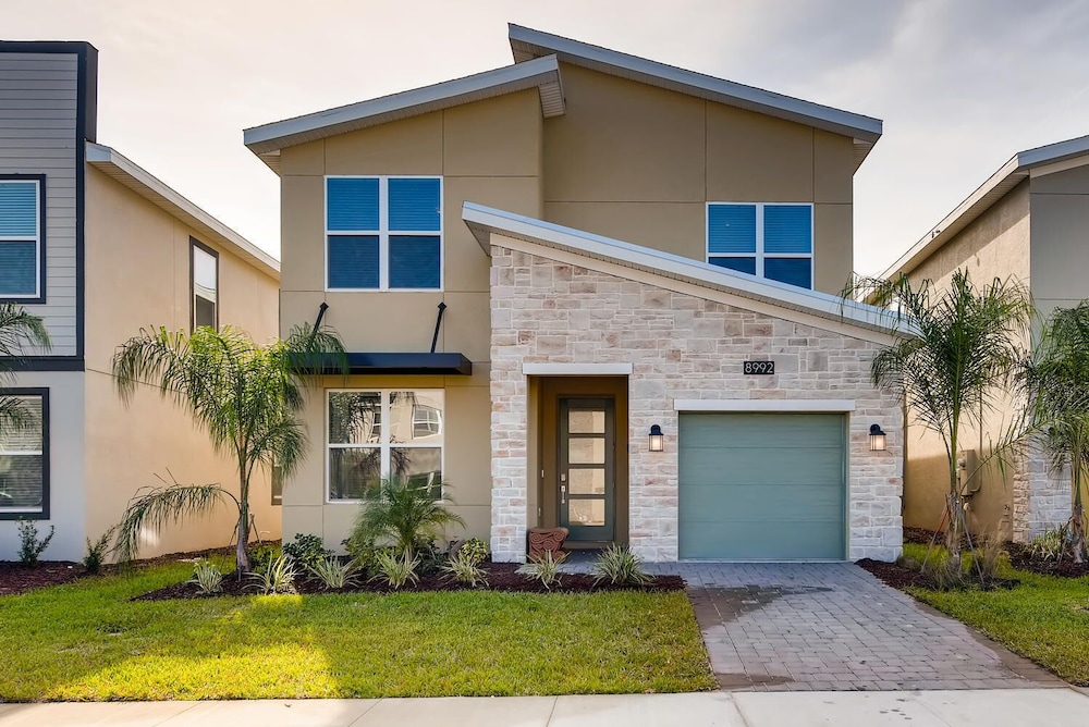 8992 CC - Exquisite 5 Bed Single Family