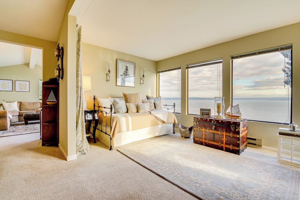1/4 Mi to Beach: Family Home w/ Spacious Deck!
