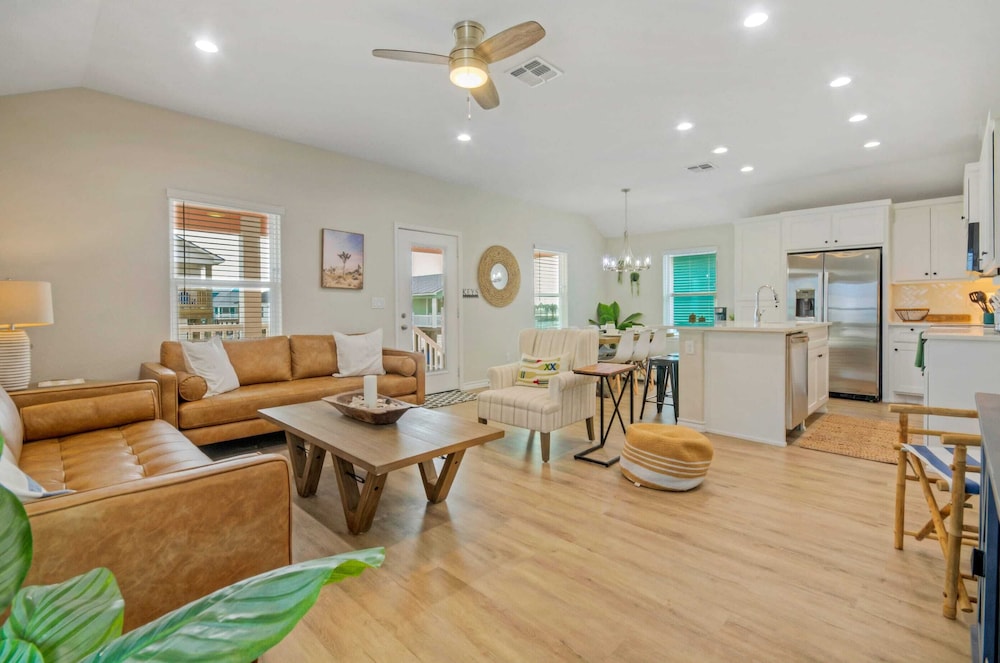 Sleeps 21, 2 Homes Private Pool, Patio Lounge w/ Fire Pit, Bar, TV, & Games
