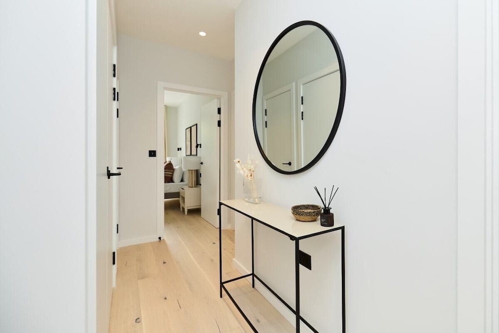 The Brondesbury Quarters - Modern 2bdr Flat With Balcony + Parking
