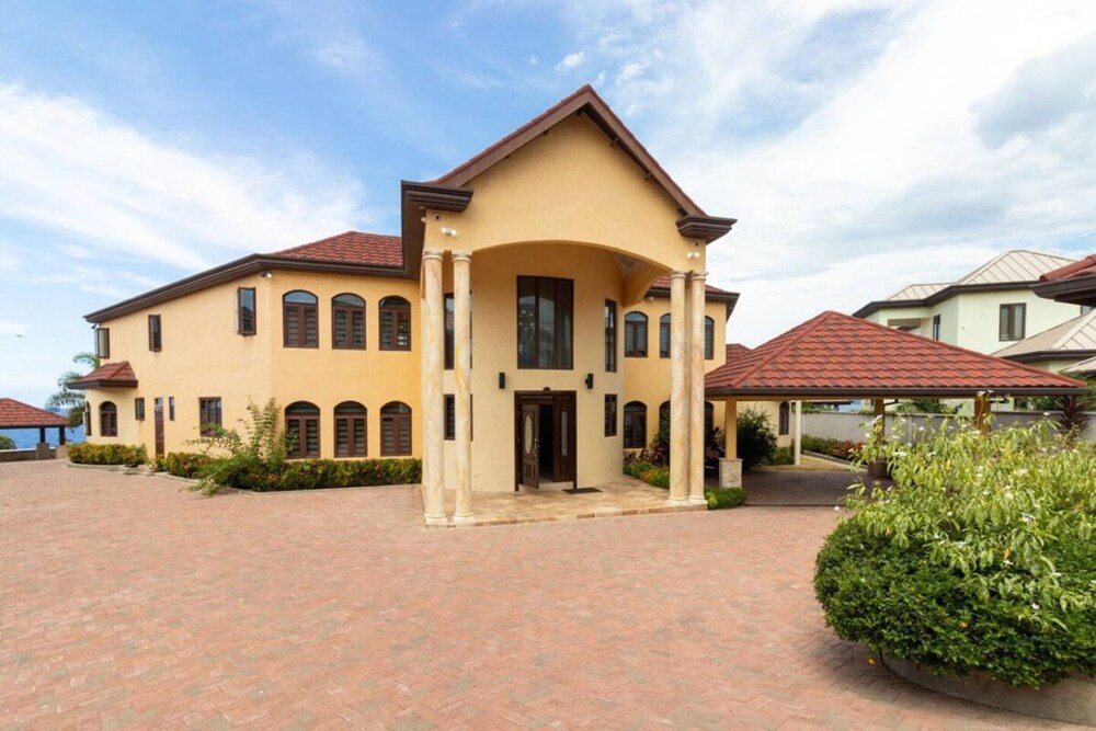 Luxury Oceanfront Villa in Tower Isle