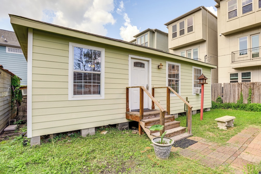 9 Mi to Downtown Houston: Cozy Cottage w/ Patio!