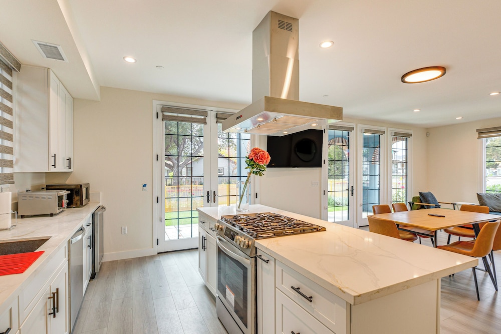 Shop, Dine & Explore Pasadena! Newly Built Home