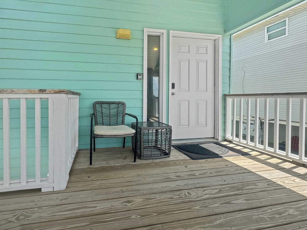 Duplex Beach Home for 6 With Balcony & Resort-style Amenities