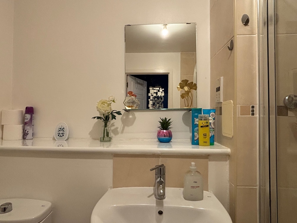 Pet Friendly - 4 Guests - Free Parking