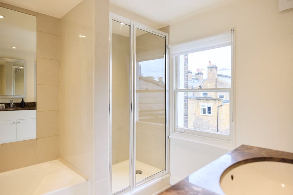 The Kensington Palace Hideout - Homely 5bdr House With Patio and Balcony