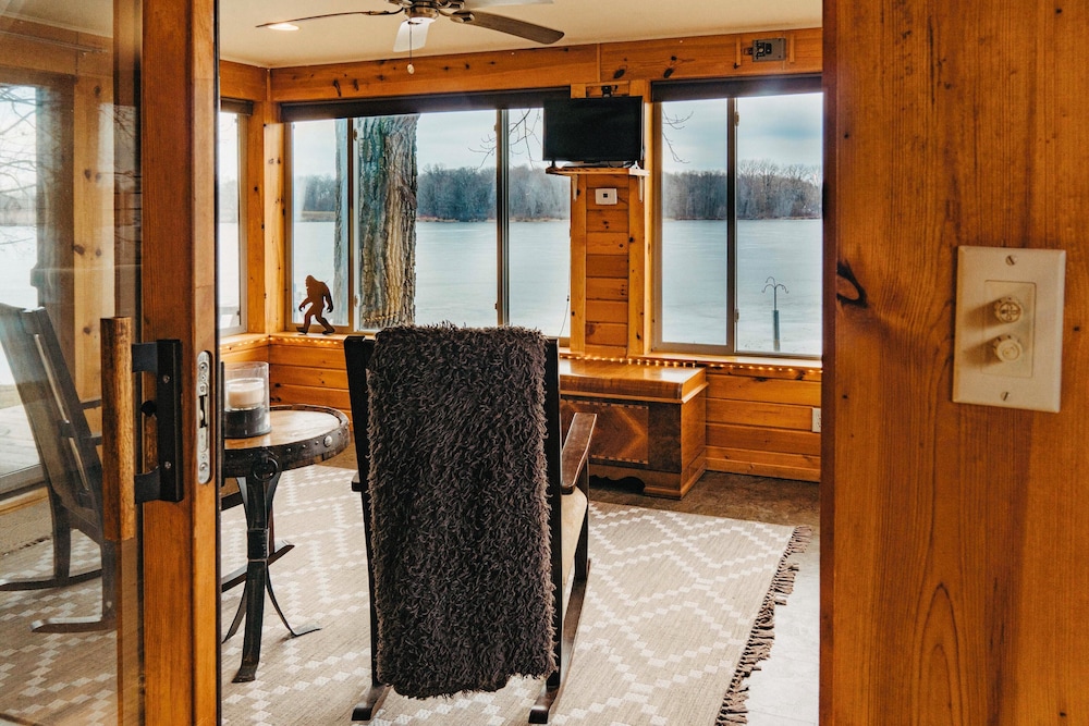 Lakefront Getaway w/ Fire Pit in Akron