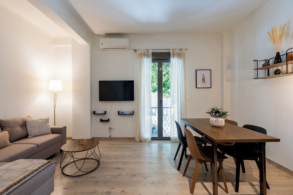 Elvis 2-Bedroom Apartment in Athens