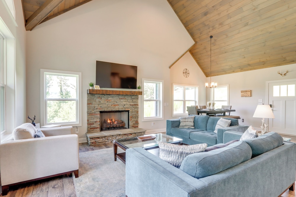 Cozy Blue Ridge Cabin: Game Room & Mountain Views