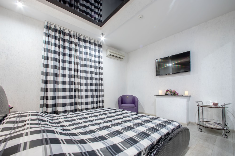 Alex Hotel on Muzhestva