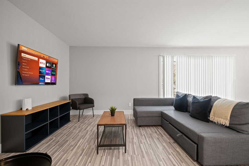 Spacious 2BR 2BA Apartment in the City