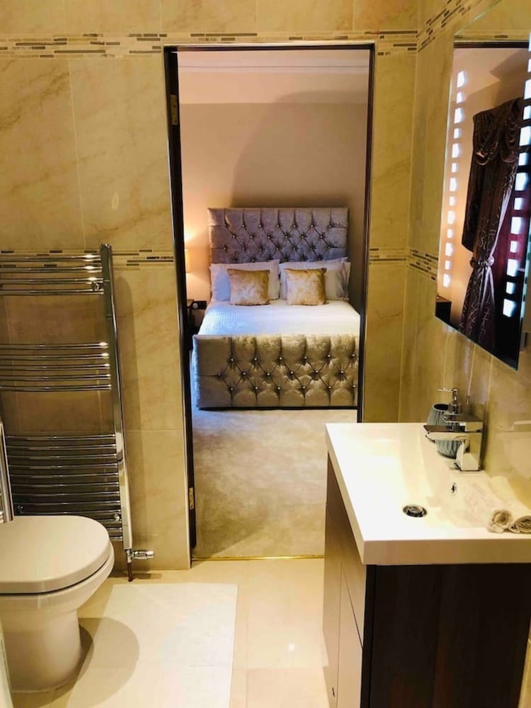 Beautiful 4-bed Villa in Glasgow view 3