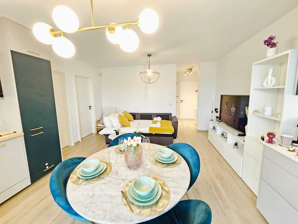 Central 2BR Flat w terrace&parking