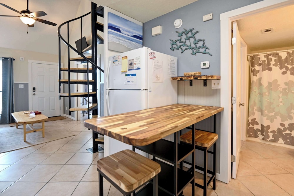 Walk to Beach Pool Sleeps 6!