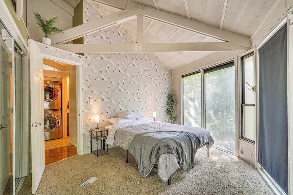 Unique Treehouse Hideaway Near Lake of the Ozarks