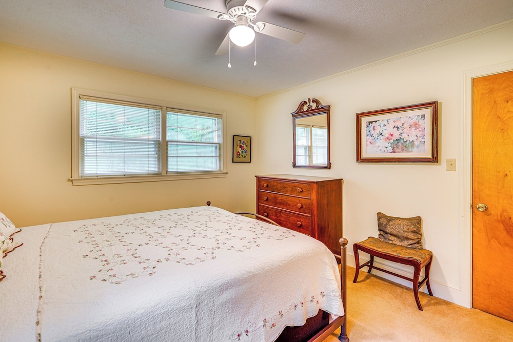 Peaceful Lumberton Home - 7 Mi to Dtwn Riverwalk! view 5