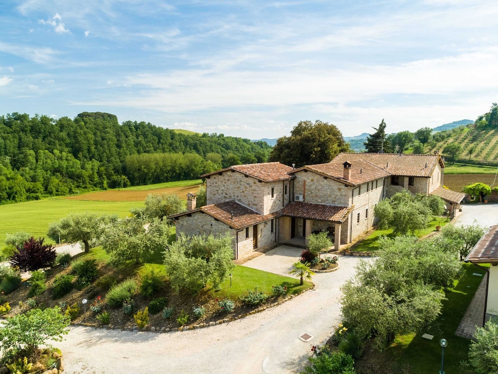 Farmhouse in Perugia with Hot Tub, Swimming Pool, Garden, BBQ en Perugia