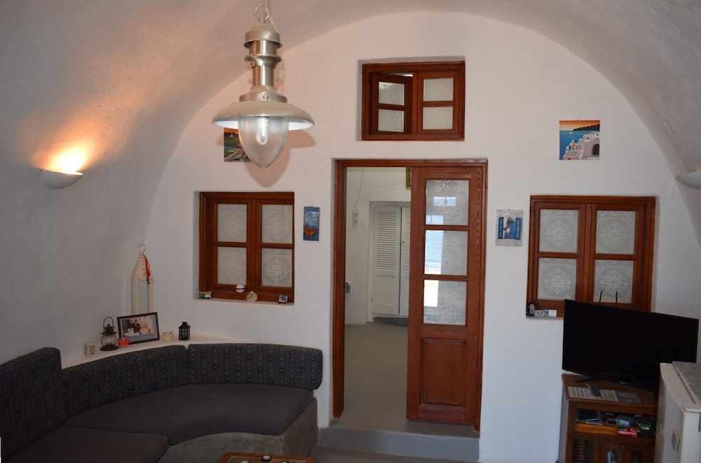 Tzannis Cave House view 4
