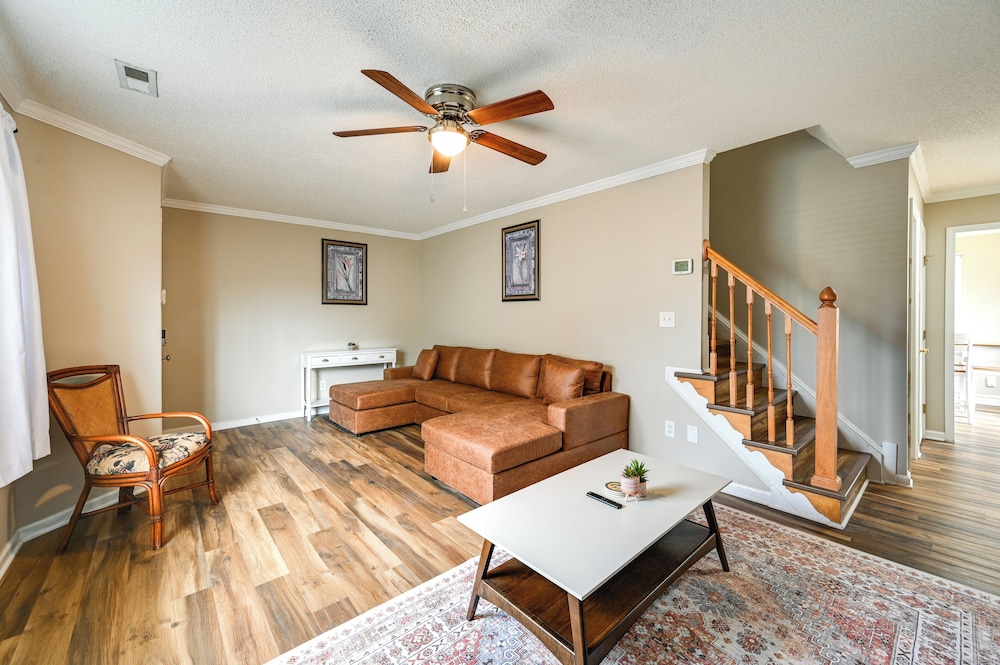 6 Mi to Med District: Greenville Home w/ Yard