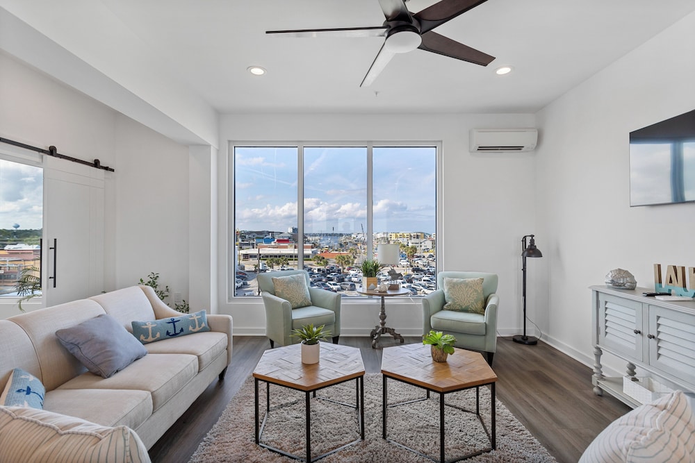 Boardwalk Pent House by Carolina Retreats