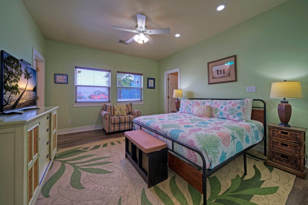 Leave of Absence Luxe Coastal Stay w Pool Outdoor Dining Minutes to Beach