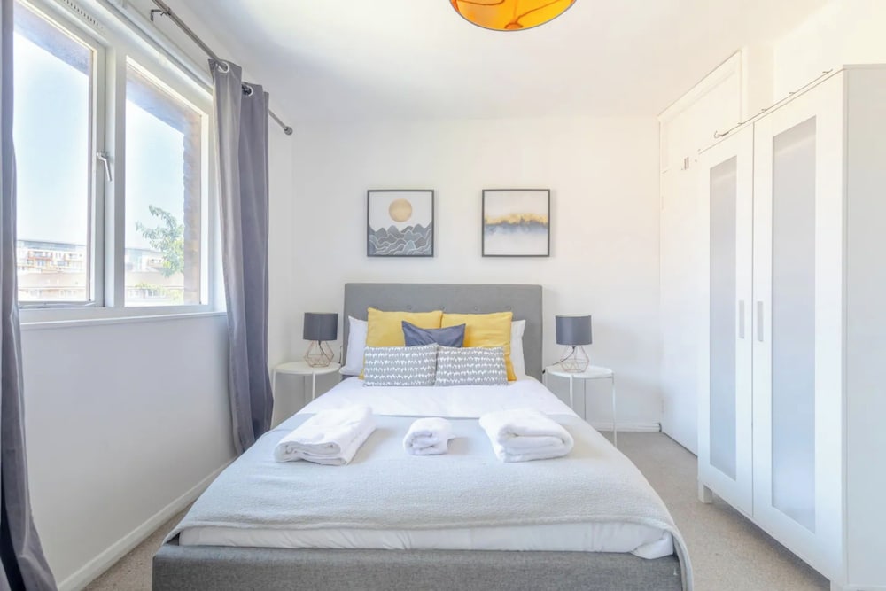 Lovely 4 Bed House w Garden, 1 Stop to Waterloo