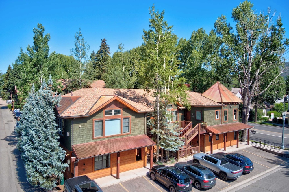Aspen Hideaway by Avantstay Walk to Aspen, Near Slopes + Pool & Hot Tub Access