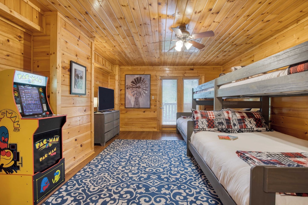 Triple Mountain View by Avantstay: Hot Tub, Game Room & Stunning Smoky Mountain Views