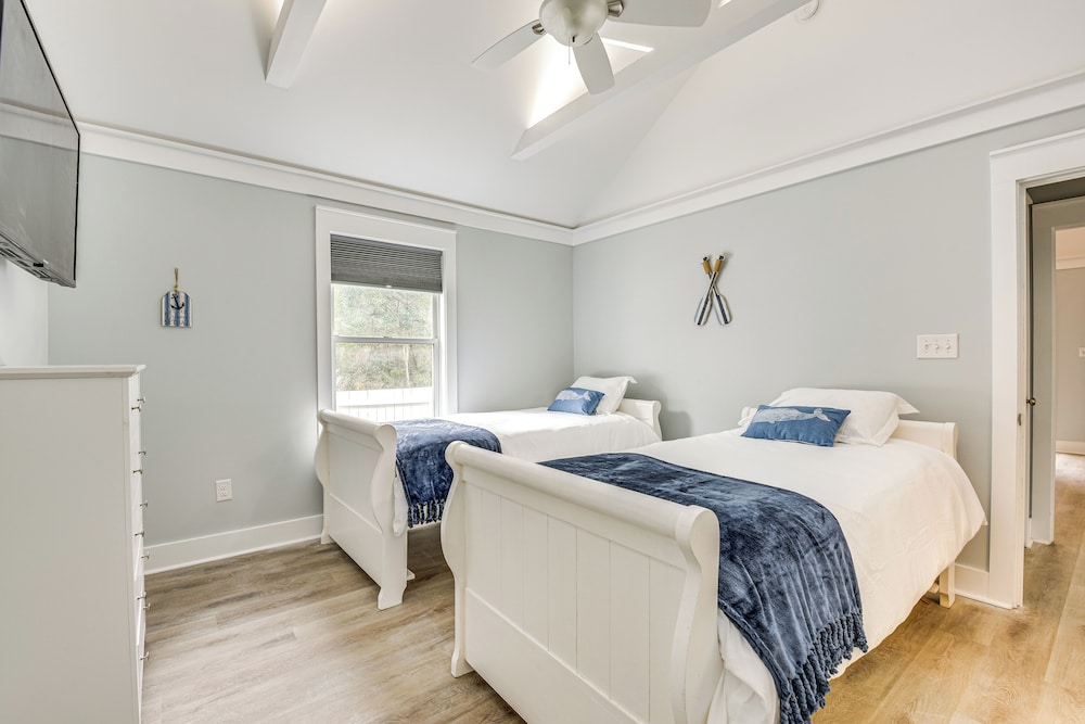 Walk to Choctawhatchee Bay: Santa Rosa Beach Home!