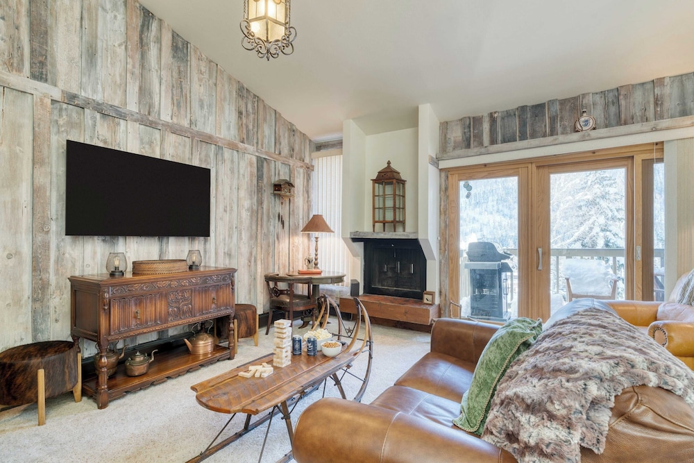Vail Vista Mountain Retreat w/ Balcony & Views, Near Vail Ski Village