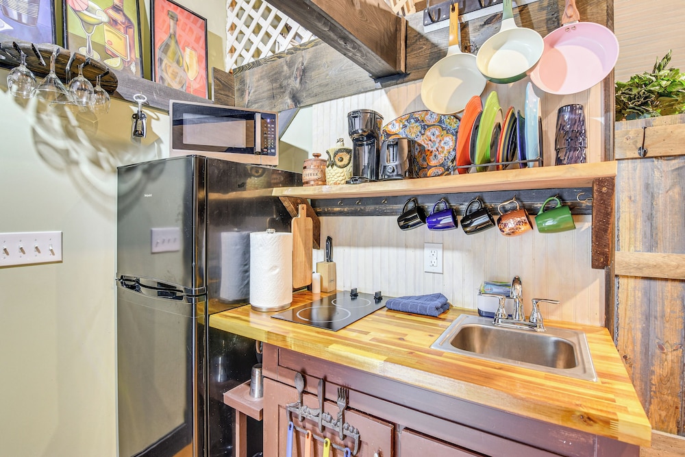 Creekside Milford Studio w/ Gas Grill + Mtn Views!