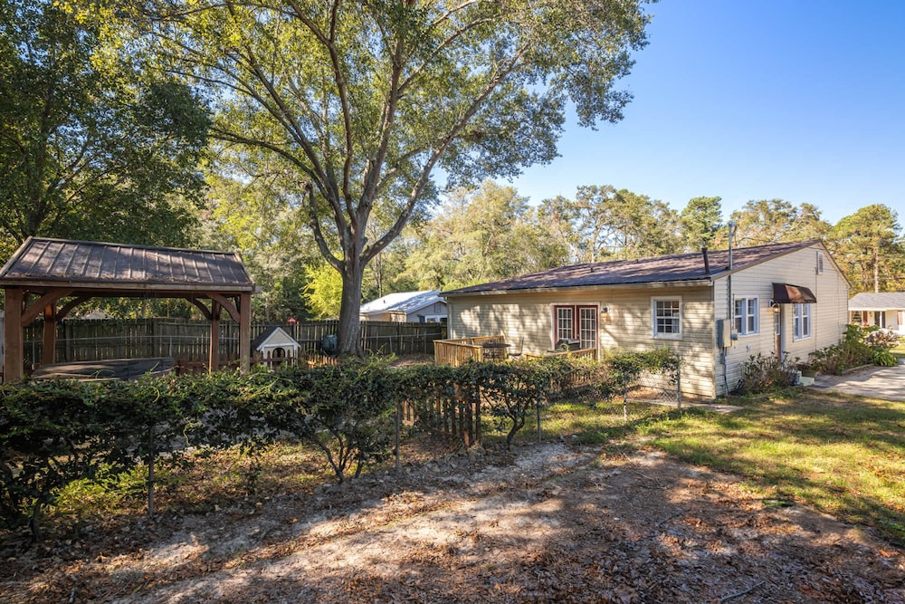 Hot Tub BBQ Retreat Spacious Backyard Pet-friendly