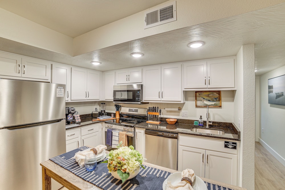 Walk to Branson Landing: Condo w/ Resort Amenities